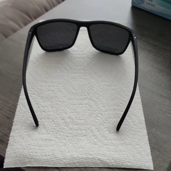 Stylish Black Sunglasses - Picture 4 of 6